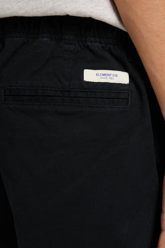 Chino noir d'ELEMENT, avec un étiquette sur l'arrière et des poches visibles.