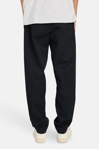 Chino noir d'ELEMENT, avec une coupe décontractée et porté avec des baskets blanches et un t-shirt gris.