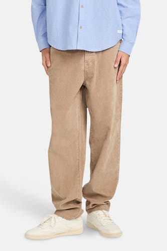 Beige broek van ELEMENT, met een losse pasvorm en gecombineerd met een lichtblauw overhemd en crèmekleurige sneakers.