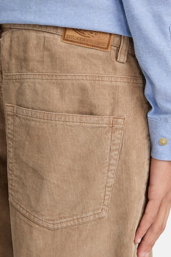 Beige corduroy broek van ELEMENT, met achterzak en een leren patch op de tailleband.
