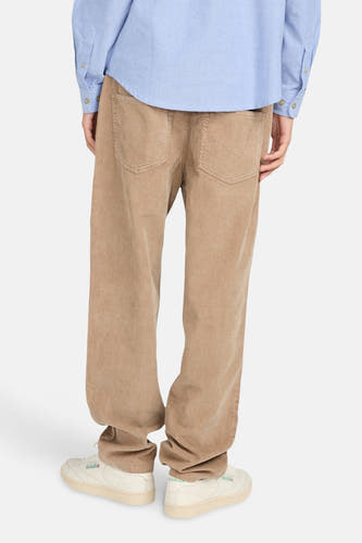 Beige broek van ELEMENT, gezien van achteren, met een losse pasvorm en lichtgekleurde sneakers.

