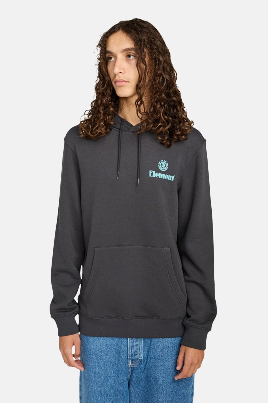 Zwarte sweater met kap van Element, met blauw logo op de borst en kangoeroezak.