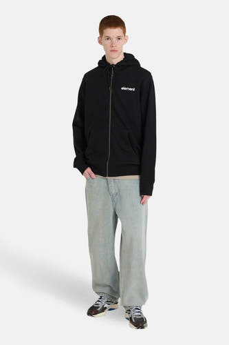 Zwarte sweater gilet van ELEMENT, met capuchon en rits, gedragen met wijde jeans en sneakers.
