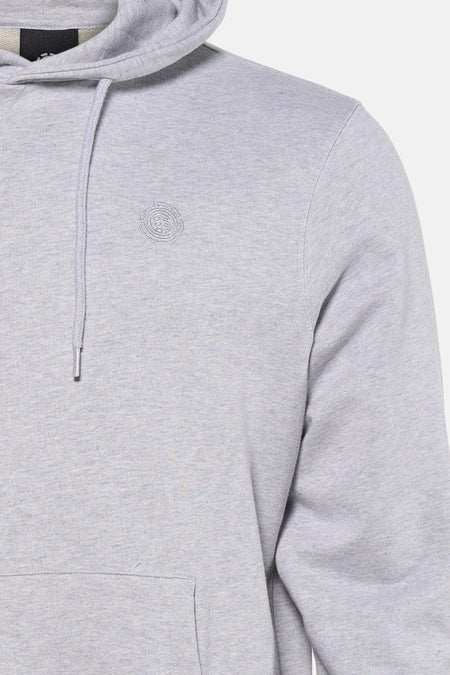 Grijze hoodie van ELEMENT met geborduurd logo, trekkoord en kangoeroezak, close-up.
