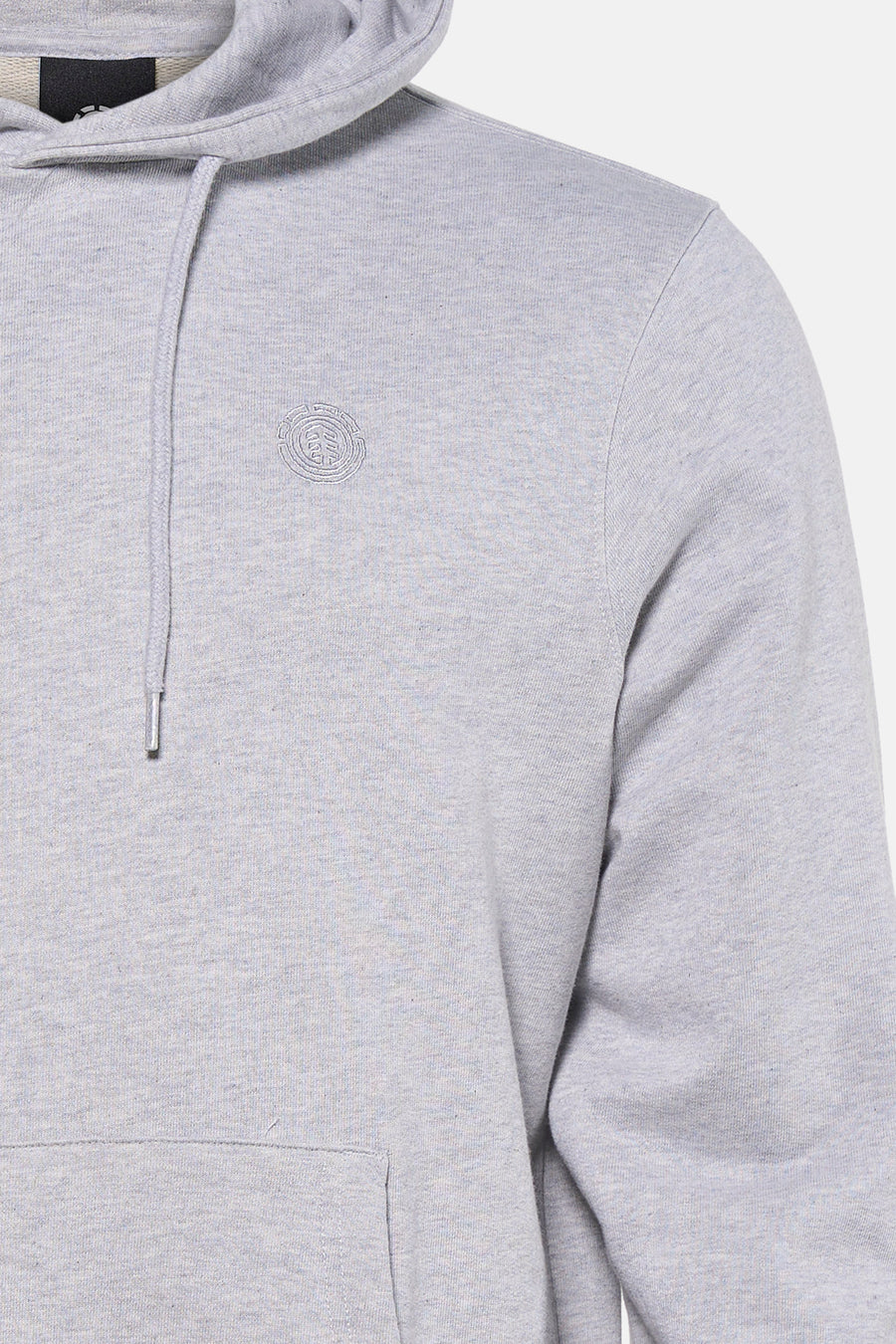 Grijze hoodie van ELEMENT met geborduurd logo, trekkoord en kangoeroezak, close-up.