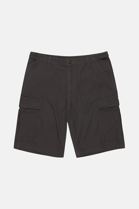 Zwarte short van ELEMENT, met cargozakken en een knoopsluiting.
