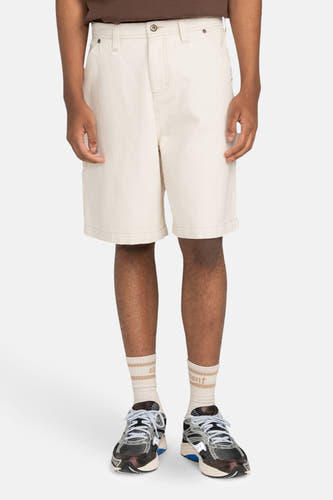 Short écru de ELEMENT, avec des chaussettes rayées beige et des sneakers sombres.