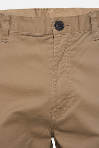 Beige short van ELEMENT, met een zwarte knoop en stiksels rondom de sluiting.