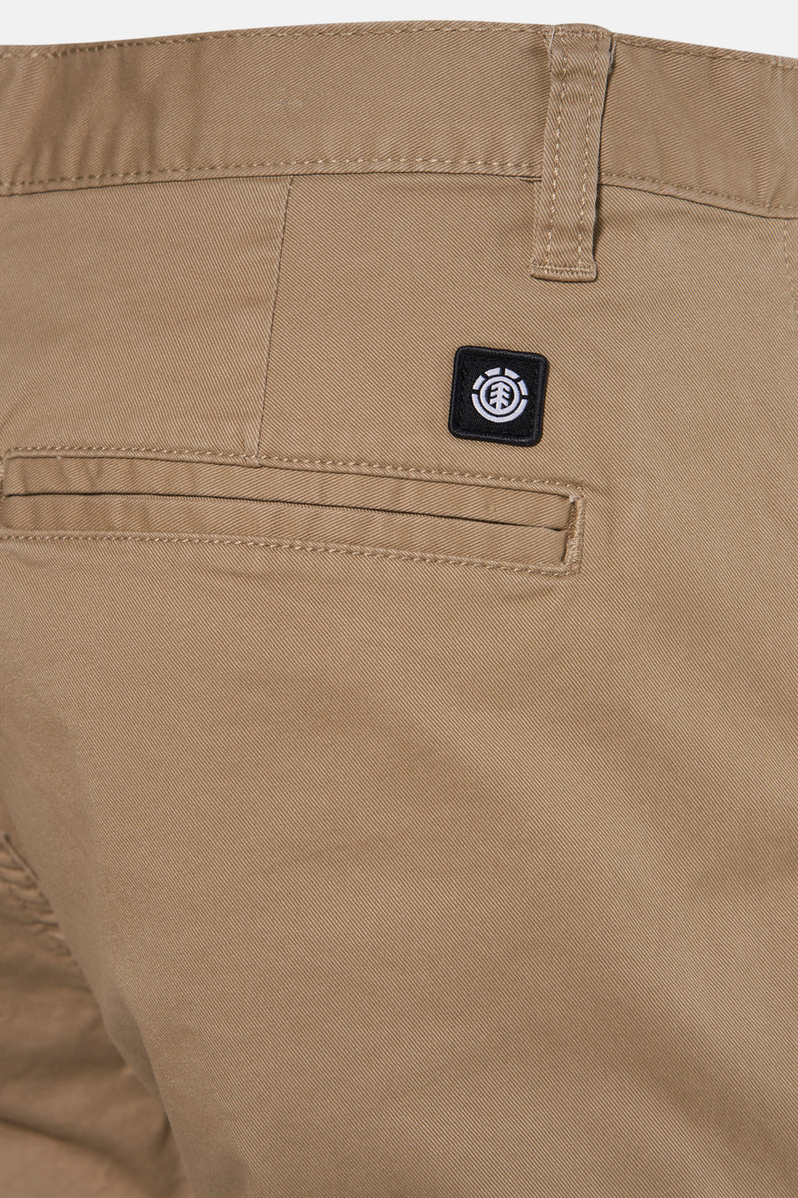 Beige short van ELEMENT, met een paspelzak en riemlus, in close-up.
