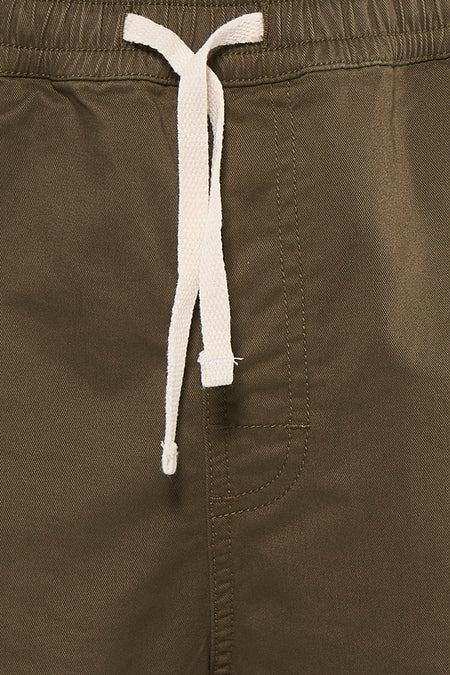 Kaki short van ELEMENT met wit trekkoord en elastische tailleband.