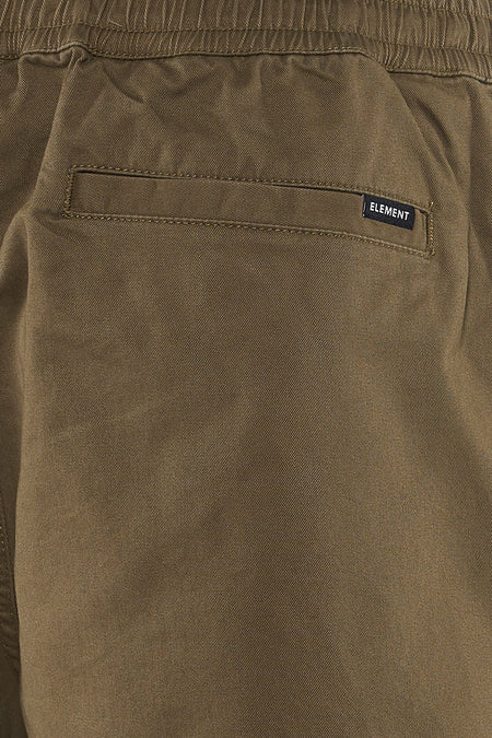 Kakikleurige twill short van ELEMENT met elastische tailleband en paspelzak op de achterkant, voorzien van een merklabel.