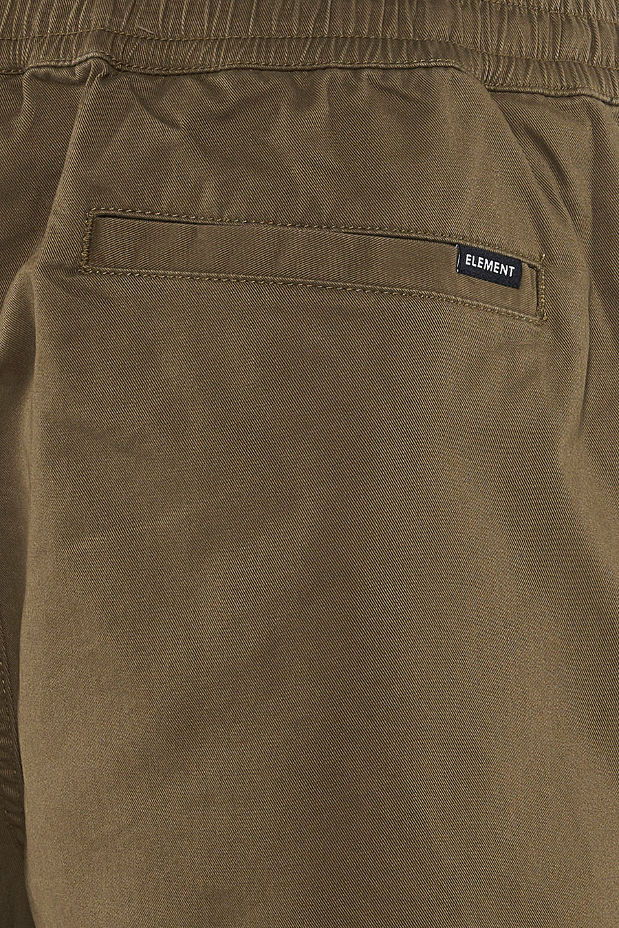 Kakikleurige twill short van ELEMENT met elastische tailleband en paspelzak op de achterkant, voorzien van een merklabel.