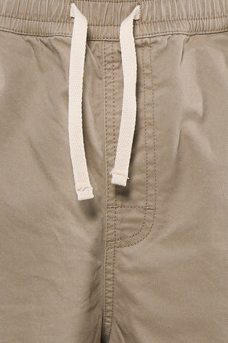 Beige short van ELEMENT met off-white trekkoord, elastische tailleband en gestikte details aan de voorkant.