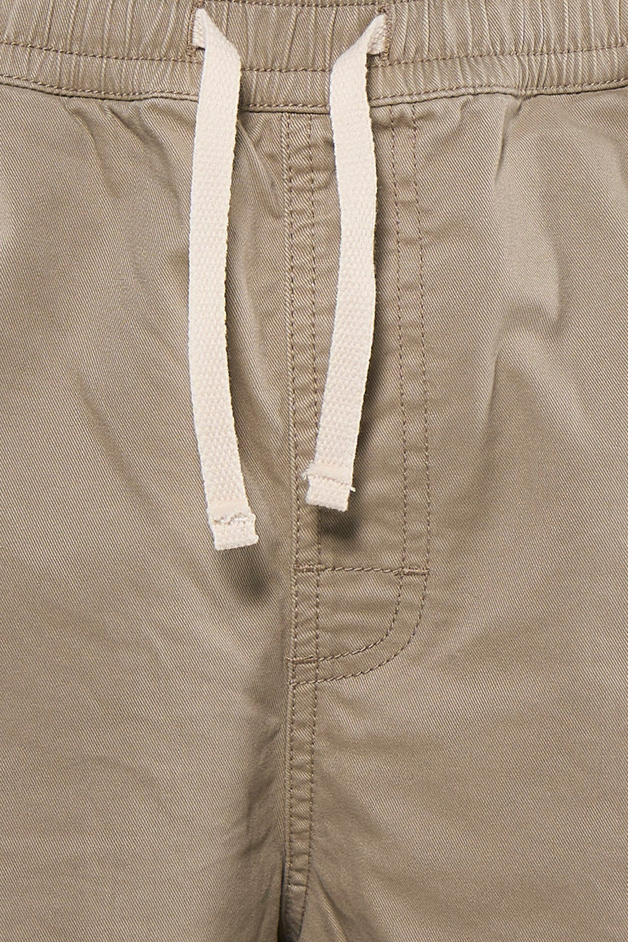 Beige short van ELEMENT met off-white trekkoord, elastische tailleband en gestikte details aan de voorkant.