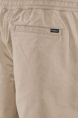 Beige short van ELEMENT met elastische tailleband, een achterzak met merklabel en katoenen keperstof.