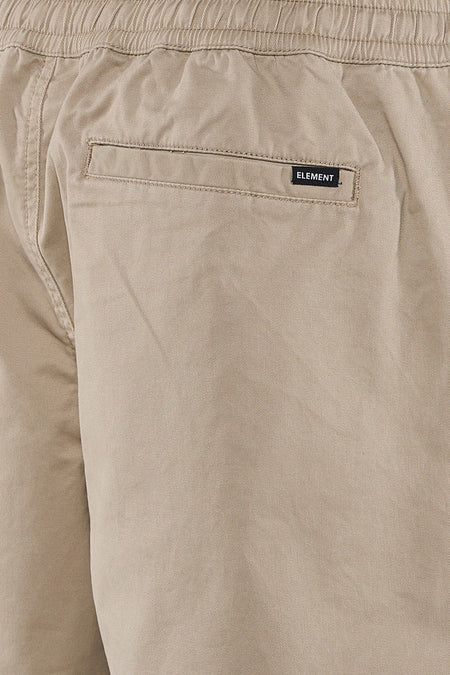 Beige short van ELEMENT met elastische tailleband, een achterzak met merklabel en katoenen keperstof.