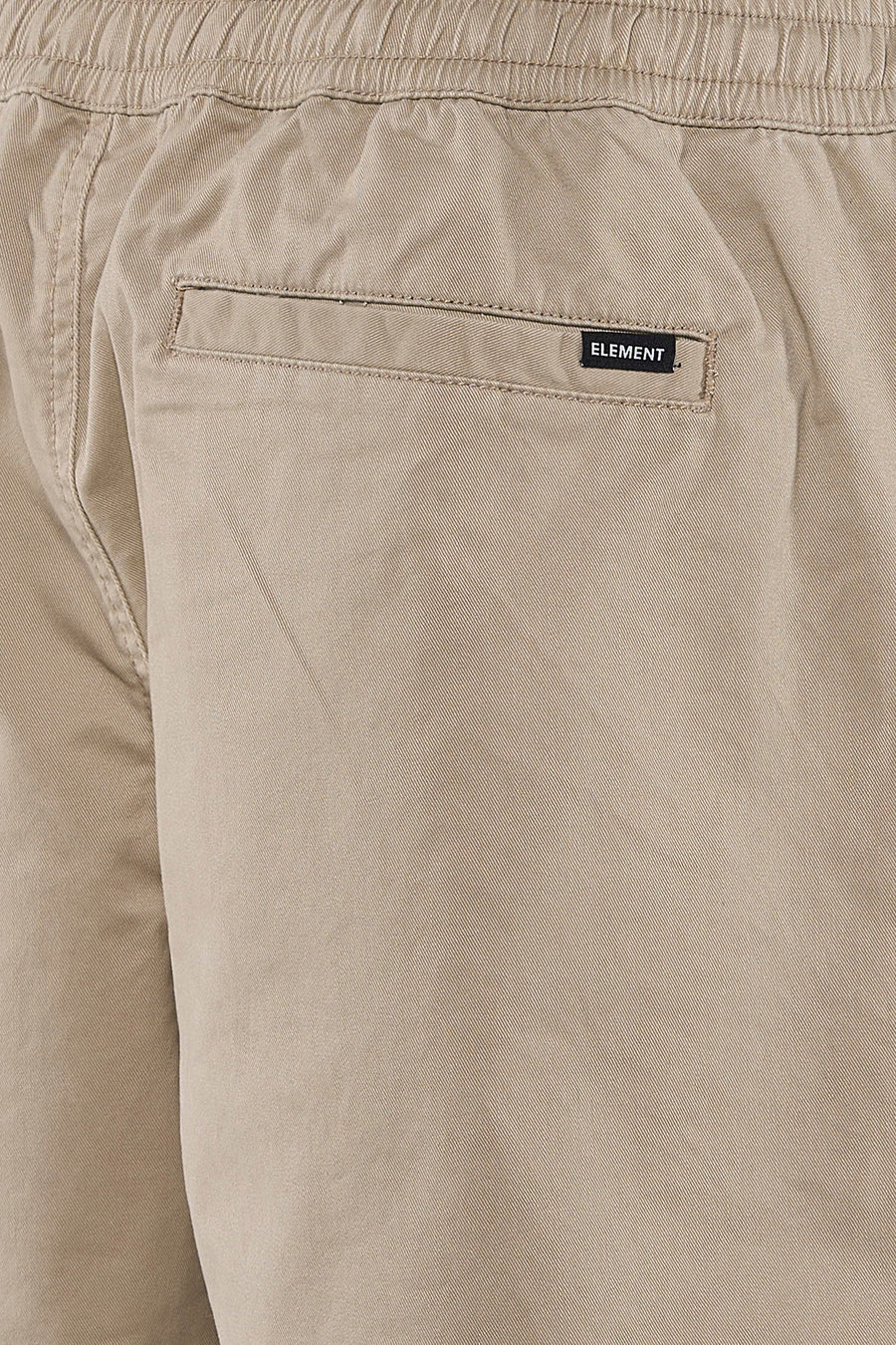 Beige short van ELEMENT met elastische tailleband, een achterzak met merklabel en katoenen keperstof.