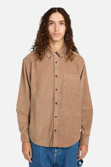 Chemise beige à longues manches d'ELEMENT, avec une texture corduroy et une fermeture à boutons devant.