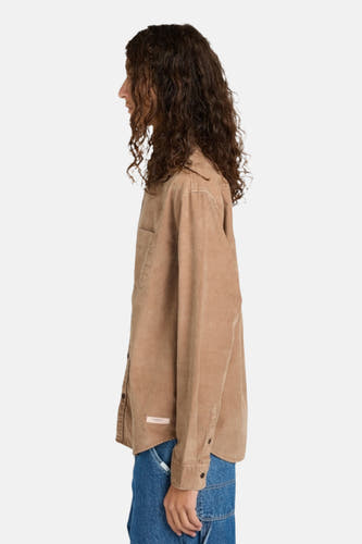 Beige overhemd met lange mouwen van ELEMENT, zijdelings getoond, gecombineerd met een blauwe jeans.
