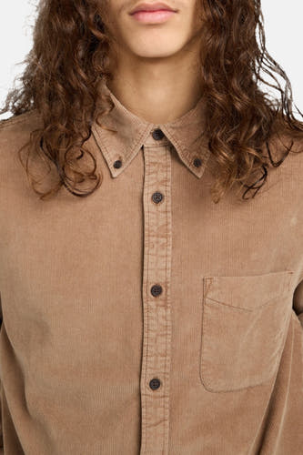 Beige overhemd met lange mouwen van ELEMENT, met een corduroy textuur en knoopsluiting aan de voorkant.
