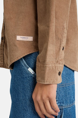 Beige corduroy overhemd met lange mouwen van ELEMENT Co., zichtbaar label en knoopsluiting, cropped.
