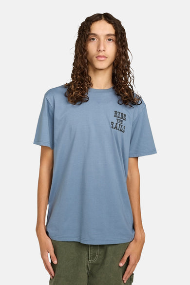 T-shirt bleu à manches courtes d'ELEMENT, avec une impression noire "Ride the Rails" sur la poitrine.
