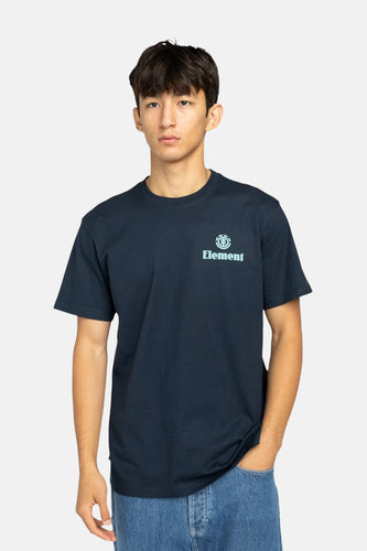 Blauw T-shirt met korte mouwen van Element, met een klein logo op de borst, gecombineerd met een blauwe jeans.