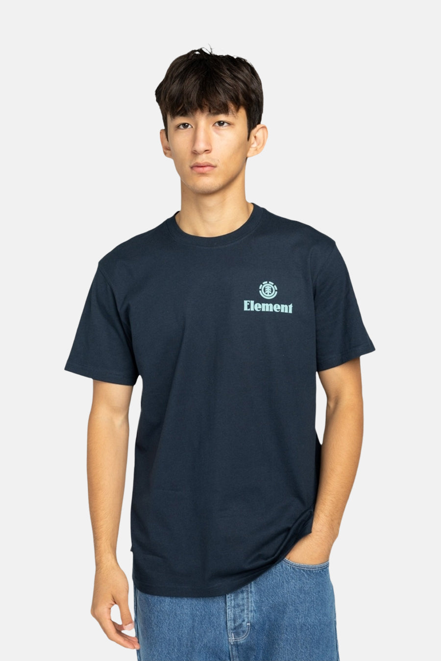 Blauw T-shirt met korte mouwen van Element, met een klein logo op de borst, gecombineerd met een blauwe jeans.
