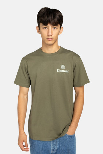 Groen T-shirt met korte mouwen van ELEMENT, met klein logo op de borst, gecombineerd met een jeans.
