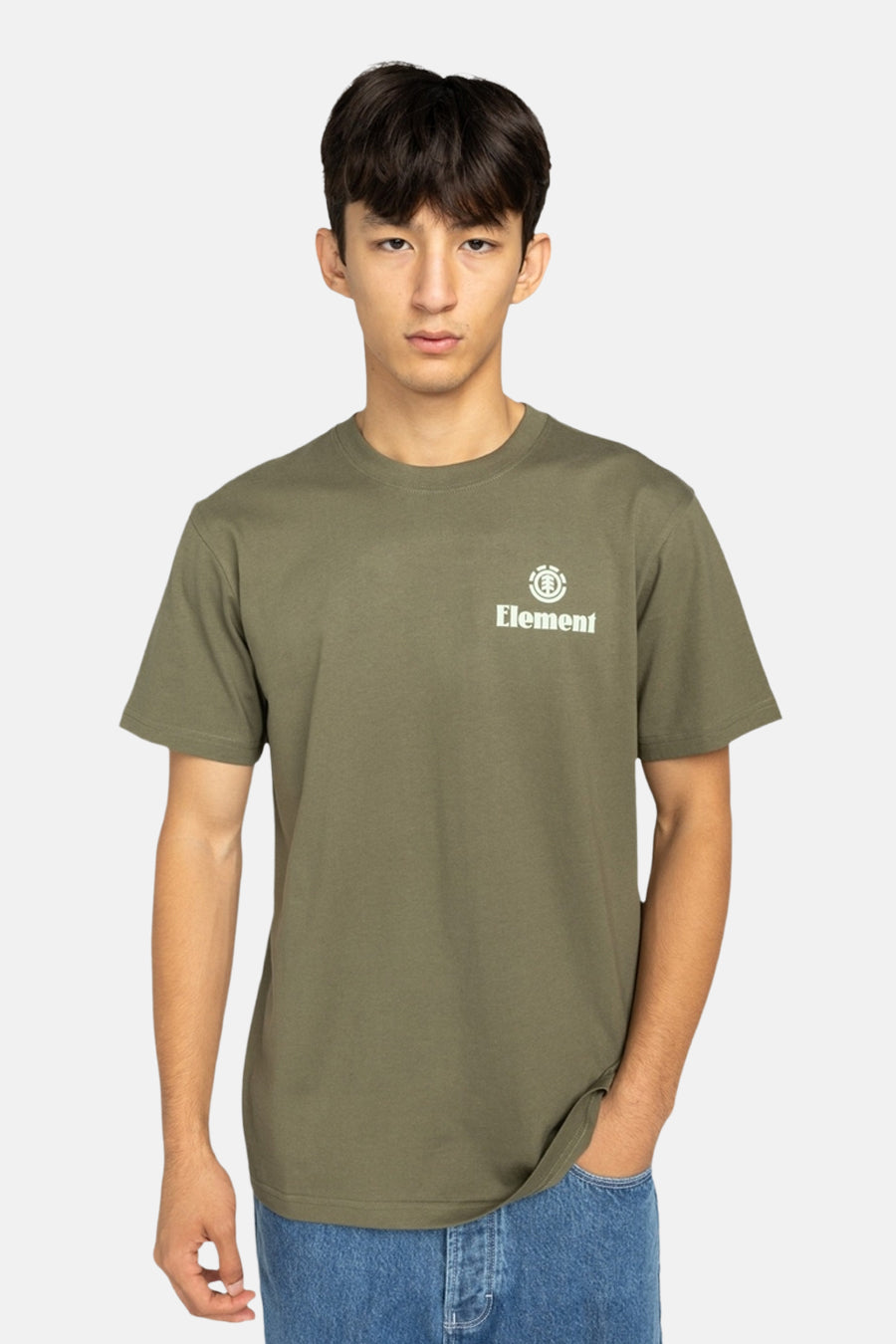 Groen T-shirt met korte mouwen van ELEMENT, met klein logo op de borst, gecombineerd met een jeans.
