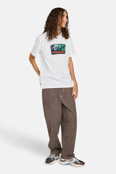 T-shirt blanc à manches courtes d'ELEMENT, avec une image de logo sur la partie avant et associé à un pantalon marron.