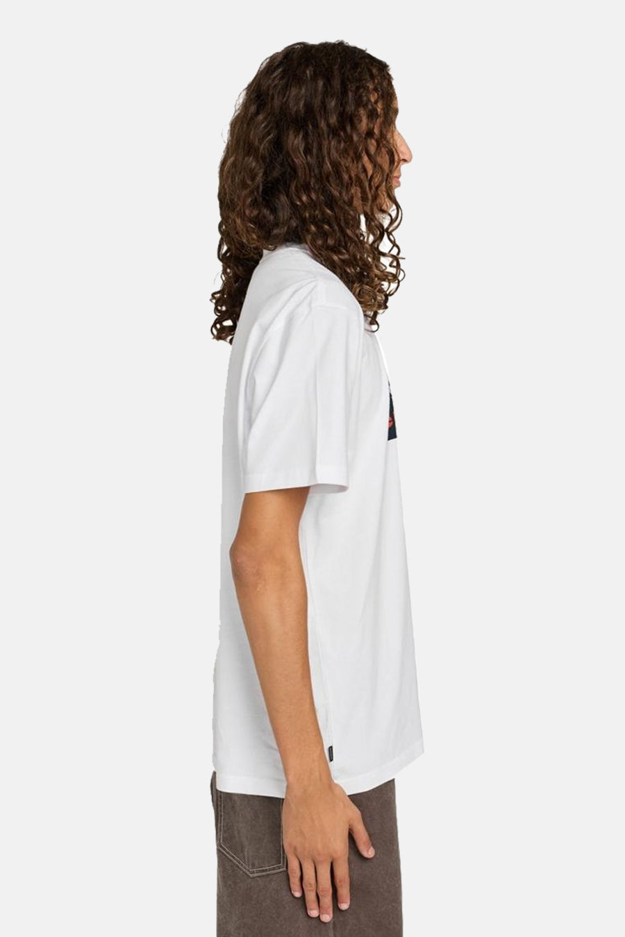 Wit T-shirt met korte mouwen van ELEMENT, in zij-aanzicht gedragen met bruine broek.
