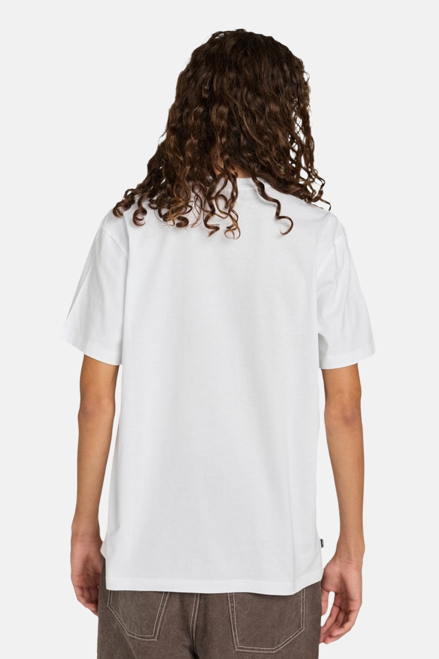 Wit T-shirt met korte mouwen van ELEMENT, achterkant, met bruine broek en krullend haar.