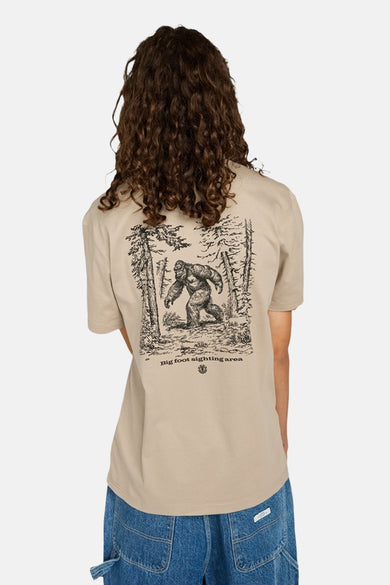 T-shirt beige à manches courtes d'ELEMENT, avec une impression d'un forêt et 'Zone de vue du Bigfoot' sur le dos.