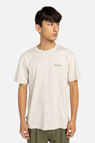 Ecru T-shirt met korte mouwen van ELEMENT, met klein logo op de borst, gedragen met olijfgroene broek.