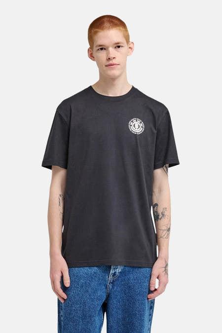 Zwart T-shirt met korte mouwen van ELEMENT, met klein logo op de borst, gedragen met een blauwe jeans.
