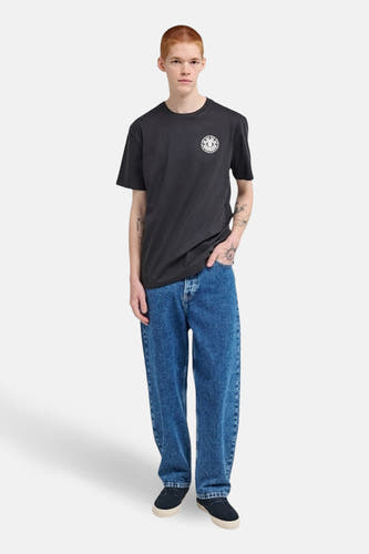 Zwart T-shirt met korte mouwen van ELEMENT, met een logo op de borst, gedragen met blauwe jeans.
