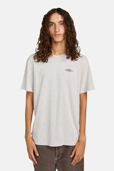 Grijs T-shirt met korte mouwen van ELEMENT, met een kleine tekstprint op de borst en een effen achtergrond.

