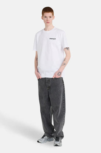 Wit T-shirt met korte mouwen van Element, gedragen met grijze jeans en sneakers.