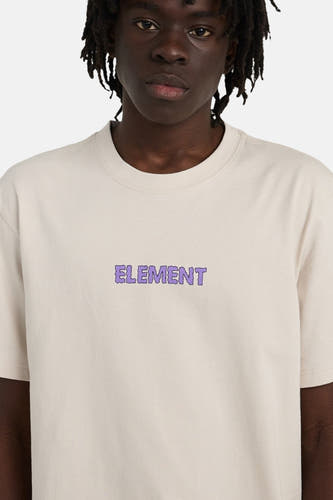 T-shirt beige à manches courtes de ELEMENT, avec lettrage "ELEMENT" violet sur la poitrine.