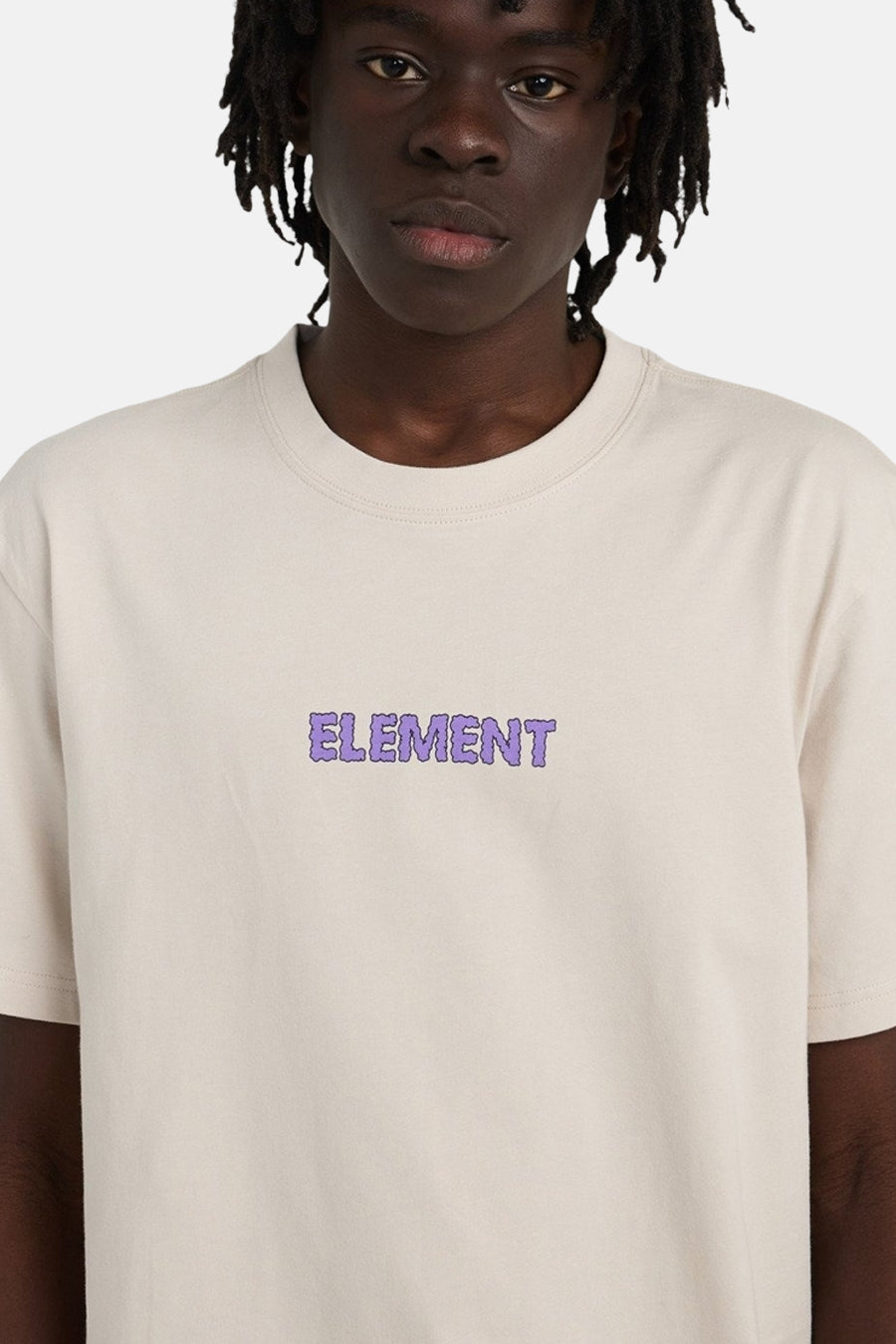 T-shirt beige à manches courtes de ELEMENT, avec lettrage "ELEMENT" violet sur la poitrine.