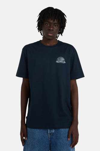 Blauw T-shirt met korte mouwen van ELEMENT, met een logo op de borst en gedragen met een jeans.
