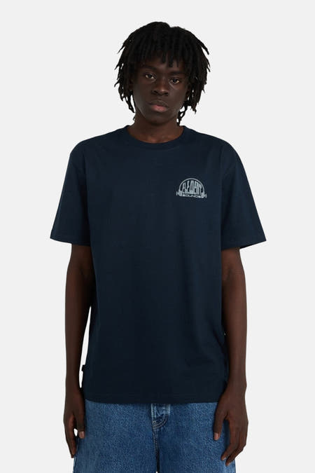 Blauw T-shirt met korte mouwen van ELEMENT, met een logo op de borst en gedragen met een jeans.
