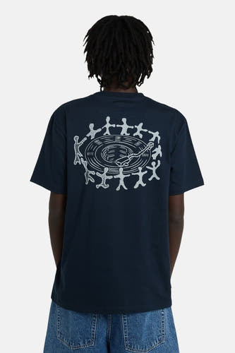 Blauw T-shirt met korte mouwen van ELEMENT, met een print van een groep mensen rond een draaitafel op de achterkant.