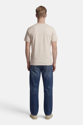 T-shirt beige à manches courtes de ELEMENT, vu de dos, avec un jean bleu et des chaussures beiges.