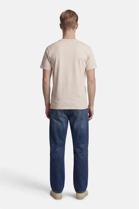 Beige T-shirt met korte mouwen van ELEMENT, gezien van achteren, met blauwe jeans en beige schoenen.