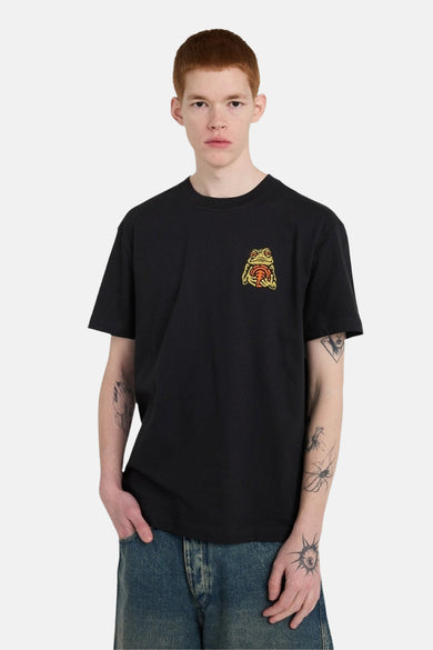 T-shirt noir à manches courtes de ELEMENT, avec un petit imprimé sur la poitrine, porté avec un jean.