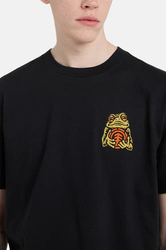 Zwart T-shirt met korte mouwen van ELEMENT, met een opdruk van een kikker die een basketbal vasthoudt.