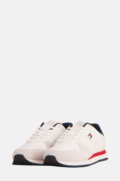 Witte sneakers van TOMMY JEANS met veters en een rode accentstreep aan de zijkant.