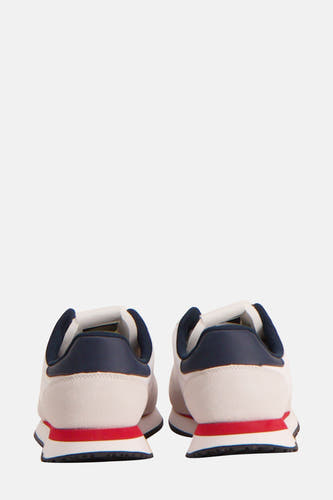 Witte sneakers van TOMMY JEANS met marineblauwe en rode accenten, achteraanzicht.
